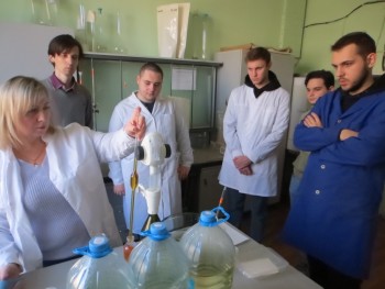 Коллеги помогают молодым ученым Азово-Черноморского филиала ВНИРО  освоить инструменты рыбохозяйственной науки